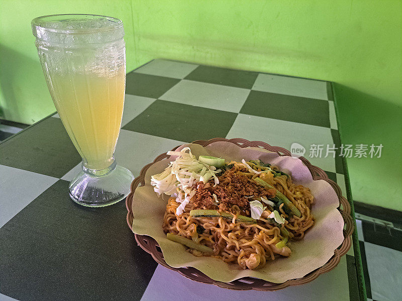 洋葱炒面或米羹，拌上蔬菜和青柠冰。Mi Goreng Dengan bawanggoreng Tabur, Campuran Sayuran Dan Es Jeruk Nipis。食物和饮料菜单。